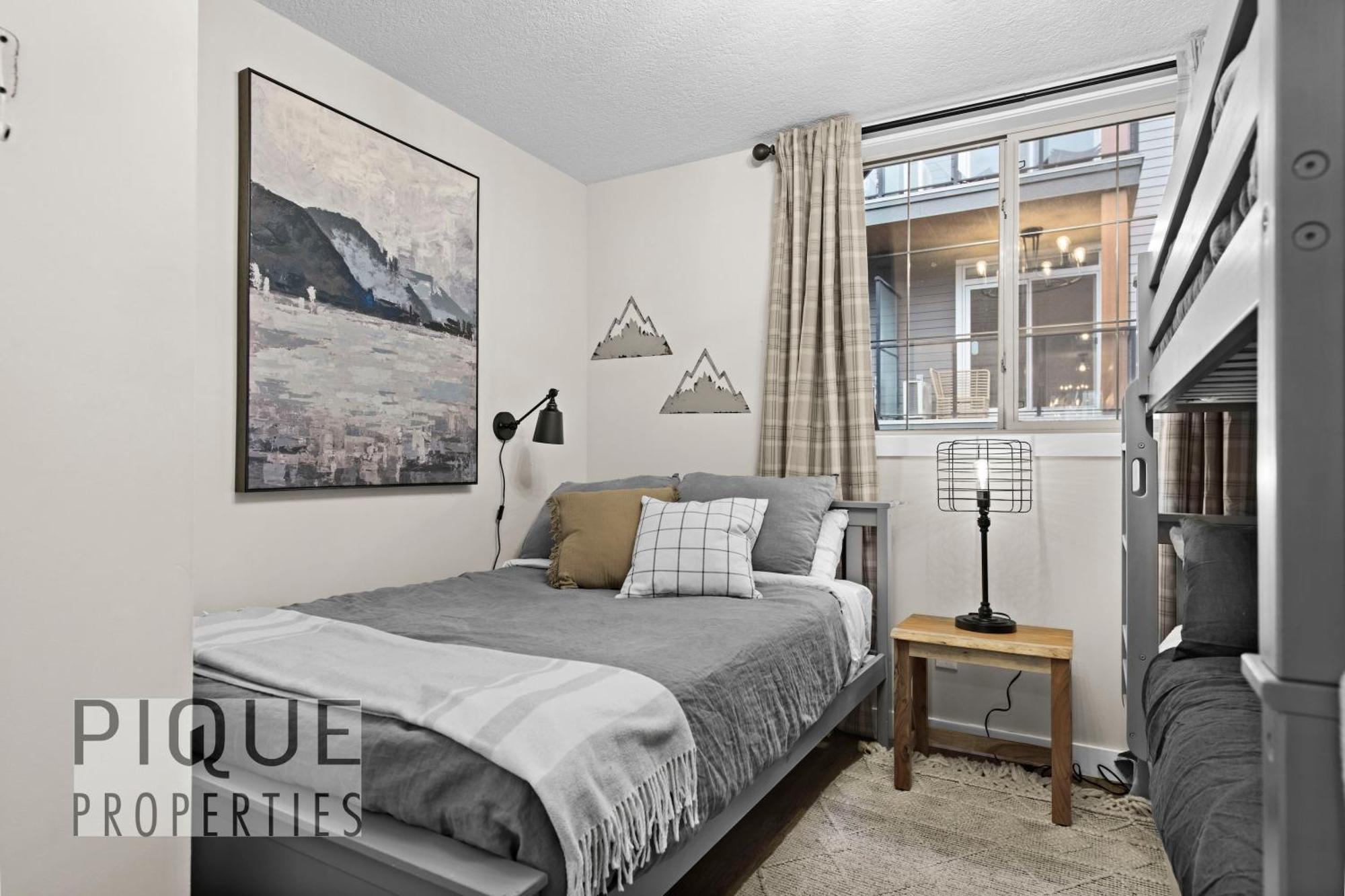 Mystic Mountain Chalet, Heated Outdoor Pool & Hot Tub, Free Parking, Fast Wifi! Canmore Exterior photo