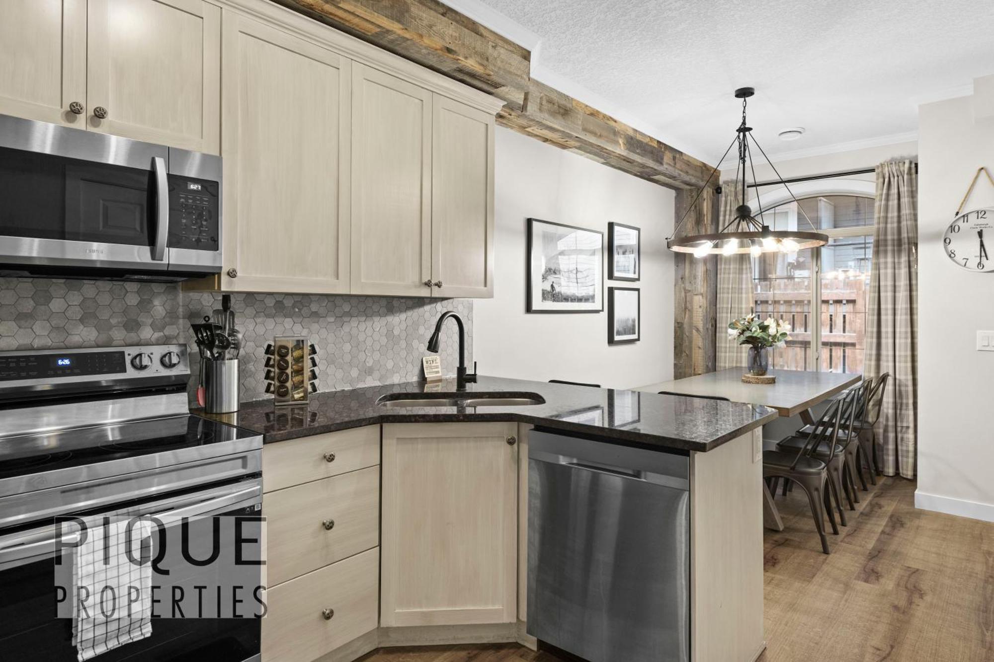 Mystic Mountain Chalet, Heated Outdoor Pool & Hot Tub, Free Parking, Fast Wifi! Canmore Exterior photo